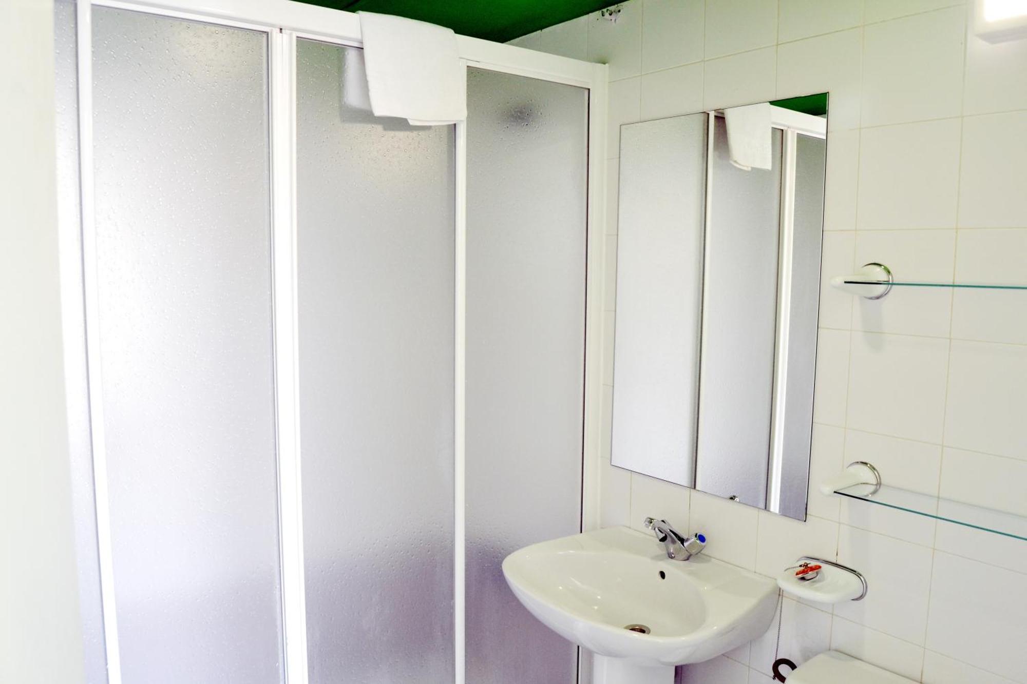 Tweepersoonskamer met 2 Aparte Bedden en Badkamer